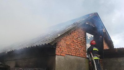 На Львівщині троє людей отруїлися димом через пожежу