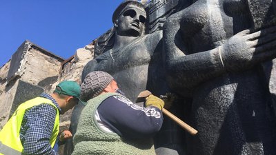 Підрядник розповів про демонтаж барельєфів Монумента Слави