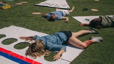 Українці провели акцію в аеропорту Відня, щоб вшанувати пасажирів збитого Росією MH17 Українці провели акцію в аеропорту Відня, щоб вшанувати пасажирів збитого Росією MH17