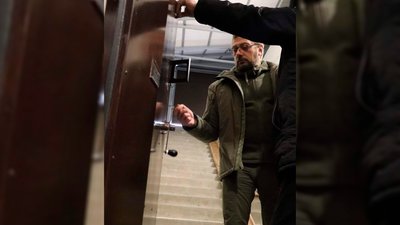 Начальник Чернігівської ОВА В'ячеслав Чаус в укритті дитсадка Начальник Чернігівської ОВА В'ячеслав Чаус в укритті дитсадка