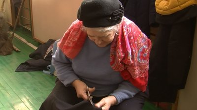 У луцьких школах волонтери плетуть маскувальні сітки для українських військових У луцьких школах волонтери плетуть маскувальні сітки для українських військових