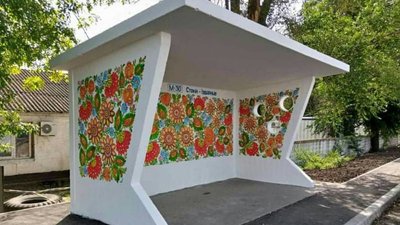 На Дніпропетровщині майстри розмалювали петриківським розписом 6 зупинок громадського транспорту