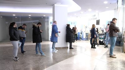Хочуть отримати закордонний паспорт. На Одещині люди вишукують у черги на оформлення документів Хочуть отримати закордонний паспорт. На Одещині люди вишукують у черги на оформлення документів