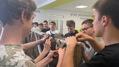 У Сімферополі школярів змусили плести маскувальні сітки для російської армії