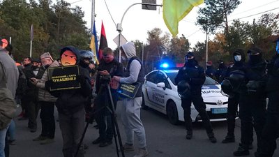 Активісти влаштували автопробіг до будинку Зеленського у Конча-Заспі Активісти влаштували автопробіг до будинку Зеленського у Конча-Заспі