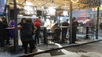 Вулична їжа на новорічному ярмарку на майдані Свободи у Харкові Вулична їжа на новорічному ярмарку на майдані Свободи у Харкові