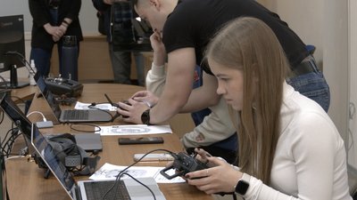 Студентка практикувалася на симуляторі