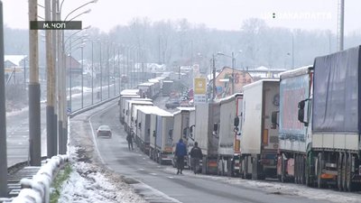 Понад 750 вантажівок стоять у чергах до двох закарпатських пунктів пропуску Понад 750 вантажівок стоять у чергах до двох закарпатських пунктів пропуску