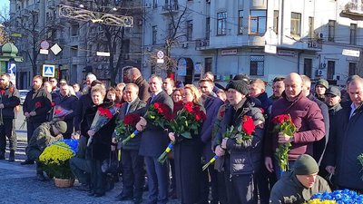У центрі Харкова поклали квіти в пам'ять Героїв Небесної сотні У центрі Харкова поклали квіти в пам'ять Героїв Небесної сотні