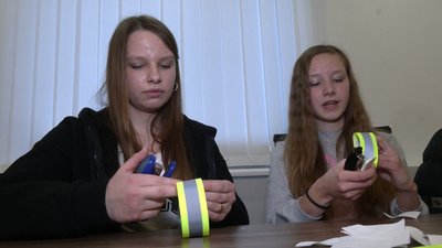 У Рівному поліцейські навчали дітей виготовляти світловідбивальні елементи