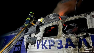 Тепловоз, який зайнявся внаслідок атаки РФ на Волині у ніч на 15 вересня 2026 року