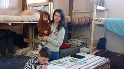 Ірина Кашка з донькою та сином у хостелі Ірина Кашка з донькою та сином у хостелі