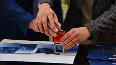 "Воїни світла. Воїни добра": у Черкасах погасили марку, присвячену комунальникам — фоторепортаж "Воїни світла. Воїни добра": у Черкасах погасили марку, присвячену комунальникам — фоторепортаж