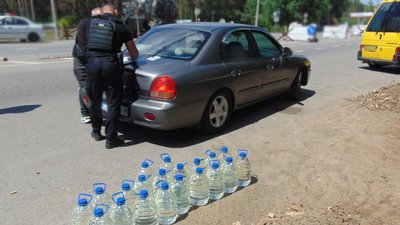 Вилучили понад 300 літрів: на Черкащині на блокпосту затримали водіїв, які везли спиртову суміш