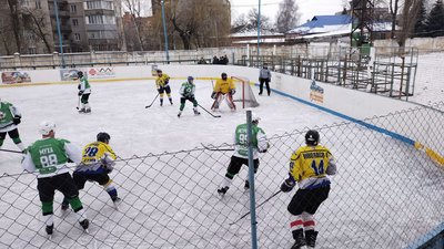 Хокеєм допомагали армії. У Сумах відбувся хокейний товариський матч, де збирали гроші на ЗСУ Хокеєм допомагали армії. У Сумах відбувся хокейний товариський матч, де збирали гроші на ЗСУ