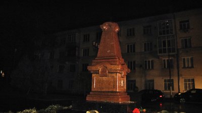 Зняли за 15 хвилин: у Житомирі демонтували бюст російському письменнику Олександру Пушкіну Зняли за 15 хвилин: у Житомирі демонтували бюст російському письменнику Олександру Пушкіну
