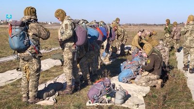 Десантування з повітряного судна Мі-8: у Миколаєві морпіхи стрибали з парашутом Десантування з повітряного судна Мі-8: у Миколаєві морпіхи стрибали з парашутом