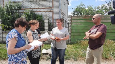 Комісія обстежує будинок, заповнює документи Комісія обстежує будинок, заповнює документи