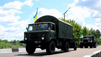 Військові вантажівки на відновленому мості в Корюківській громаді Військові вантажівки на відновленому мості в Корюківській громаді