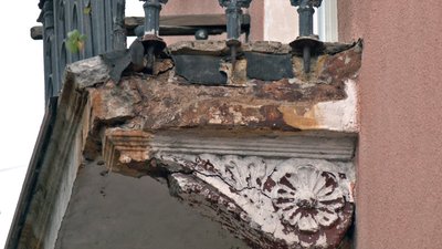У Луцьку ремонтують аварійні балкони, на ремонт яких виділили пів мільйона гривень У Луцьку ремонтують аварійні балкони, на ремонт яких виділили пів мільйона гривень