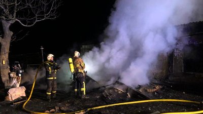 На Дніпропетровщині рятувальники загасили пожежу в будинку з газовими балонами