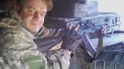 На Прикарпатті ветеран війни виготовляє палети з відходів деревини