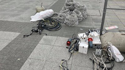 Свята закінчились — на Соборній площі у Миколаєві демонтують новорічні прикраси Свята закінчились — на Соборній площі у Миколаєві демонтують новорічні прикраси