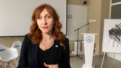 У Тернополі презентували мапу області, вишиту борщівським орнаментом У Тернополі презентували мапу області, вишиту борщівським орнаментом