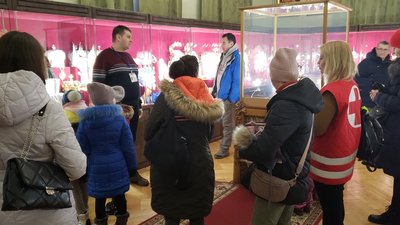 На Тернопільщині діти переселенців відвідали виставку корон у замку