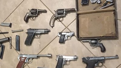 На Вінниччині угруповання незаконно торгувало зброєю На Вінниччині угруповання незаконно торгувало зброєю