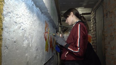 Діти разом із батьками розмалюють сховище у підвалі одного з житлових будинків Житомира Діти разом із батьками розмалюють сховище у підвалі одного з житлових будинків Житомира