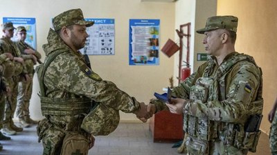 Сирський нагородив бійця з Волині Федора Козлова