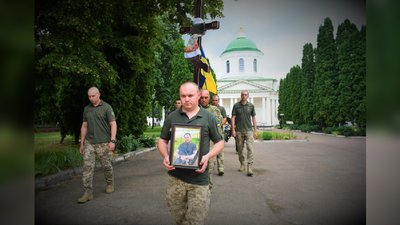 На Чернігівщині попрощалися з чотирма бійцями, які загинули при виконанні бойових завдань На Чернігівщині попрощалися з чотирма бійцями, які загинули при виконанні бойових завдань