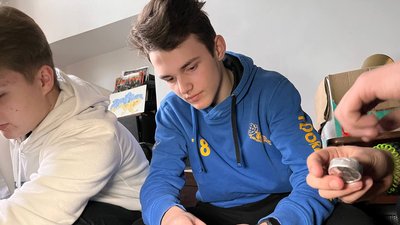 В Тернополі Спілки Української Молоді виготовила 2 000 окопних свічок для бійців В Тернополі Спілки Української Молоді виготовила 2 000 окопних свічок для бійців