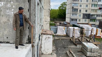 Хочуть повернутися у свій дім: як відбувається відбудова зруйнованого ракетою під'їзду в Умані Хочуть повернутися у свій дім: як відбувається відбудова зруйнованого ракетою під'їзду в Умані