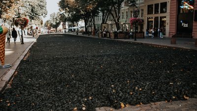 Нагадування, що війна не закінчилася: в Одесі на Дерибасівській влаштували перфоманс із маскувальними сітками Нагадування, що війна не закінчилася: в Одесі на Дерибасівській влаштували перфоманс із маскувальними сітками