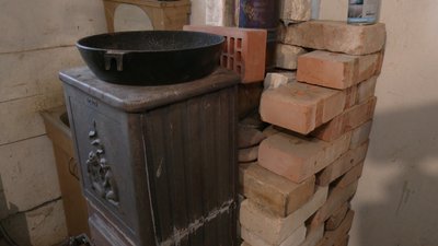 Чоловік користується старовинною пічкою, лютий 2026 року, Хмельницький