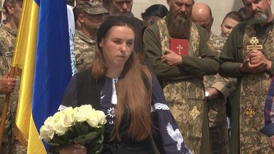 Дружина загиблого героя, депутатка міськради Анастасія Ярова, просить, аби смерті усіх, хто сьогодні захищає Україну, не були даремними. Дружина загиблого героя, депутатка міськради Анастасія Ярова, просить, аби смерті усіх, хто сьогодні захищає Україну, не були даремними.