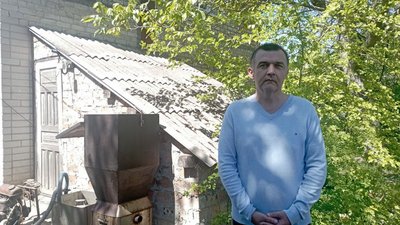 Житель Кривого Рогу облаштував будинок пристроями, які переробляють енергію сонця та вітру в електрику Житель Кривого Рогу облаштував будинок пристроями, які переробляють енергію сонця та вітру в електрику