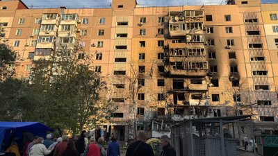 Наслідки російського удару по багатоповерхівці у Запоріжжі у ніч проти 21 вересня