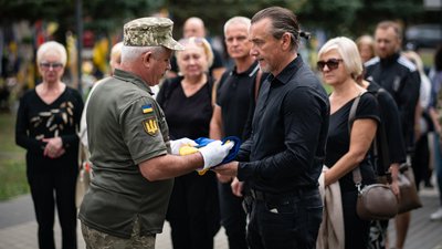 В Ужгороді попрощалися із полеглим захисником Антоном Оленчуком В Ужгороді попрощалися із полеглим захисником Антоном Оленчуком