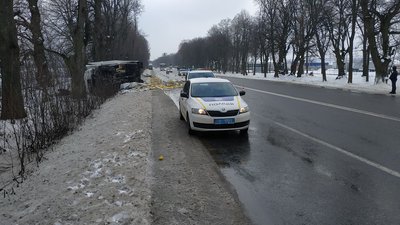 На Вінниччині вантажівка злетіла з дороги в кювет та спровокувала масштабну ДТП