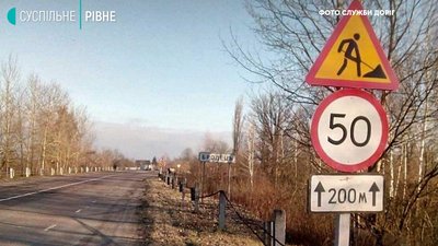Влетів у бетонний блок і загорівся: поліція шукає власника "євробляхи"