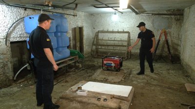 Рятувальники обстежують школу на Сихові Рятувальники обстежують школу на Сихові