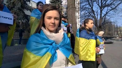 "Обіймаємо їх молитвою". У Франківську провели акцію на підтримку регіонів, де тривають бойові дії "Обіймаємо їх молитвою". У Франківську провели акцію на підтримку регіонів, де тривають бойові дії