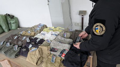 На митному пості "Ужгород" затримали вантажівку з прихованою партією фірмових речей
