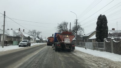 Підсипання сіллю та робота спецтранспорту: як на Закарпатті розчищають дороги від снігу Підсипання сіллю та робота спецтранспорту: як на Закарпатті розчищають дороги від снігу