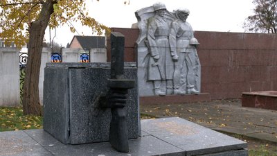 Вони знищували УПА: з міського скверу на Рівненщині вирішили прибрати меморіал бійцям НКВС