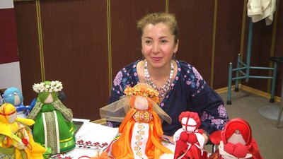Першу ляльку - мотанку ще в дитинстві створила народна майстриня з лялькарства і писанкарства Оксана Буймістр зі своєї бабусею Першу ляльку - мотанку ще в дитинстві створила народна майстриня з лялькарства і писанкарства Оксана Буймістр зі своєї бабусею