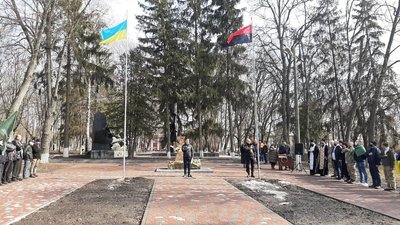 Вшанували українських добровольців. У Богодухові підняли червоно-чорний прапор Вшанували українських добровольців. У Богодухові підняли червоно-чорний прапор